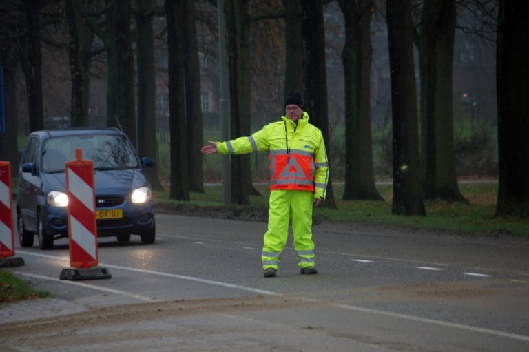 Verkeersregelaar op de weg